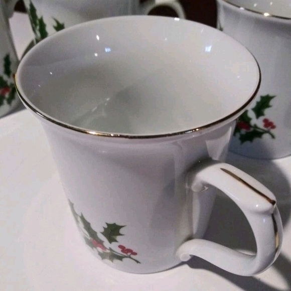 VTG 4 Elegant Fine China Holly/Berries Gold Trimmed Rim/ Handle 6 oz Cup Mugs - Picture 6 of 9
